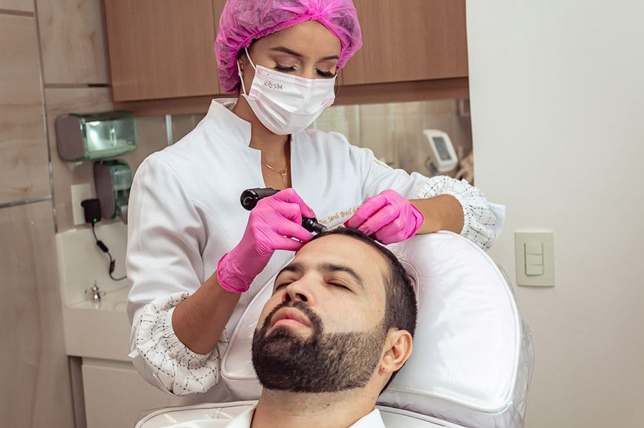 Homem fazendo tratamento com MMP para queda de cabelo - Dra. Darah Brasil dermatologista