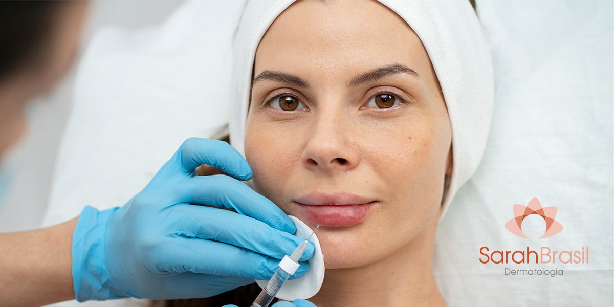 Mulher realizando preenchimento labial em consultório - Dra. Sarah Brasil Dermatologista