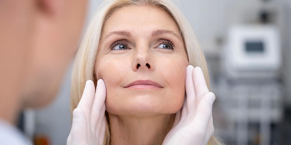 Mulher de meia idade com efeitos da harmonização facial - Dra. Sarah Brasil dermatologista de Belém - PA
