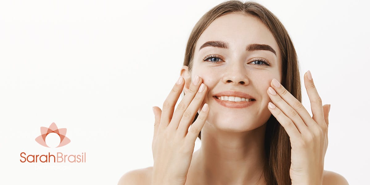 Mulher com o rosto e pele lindos após fazer aplicação de skinbooster - Dra. Sarah Brasil dermatologista Belém - PA